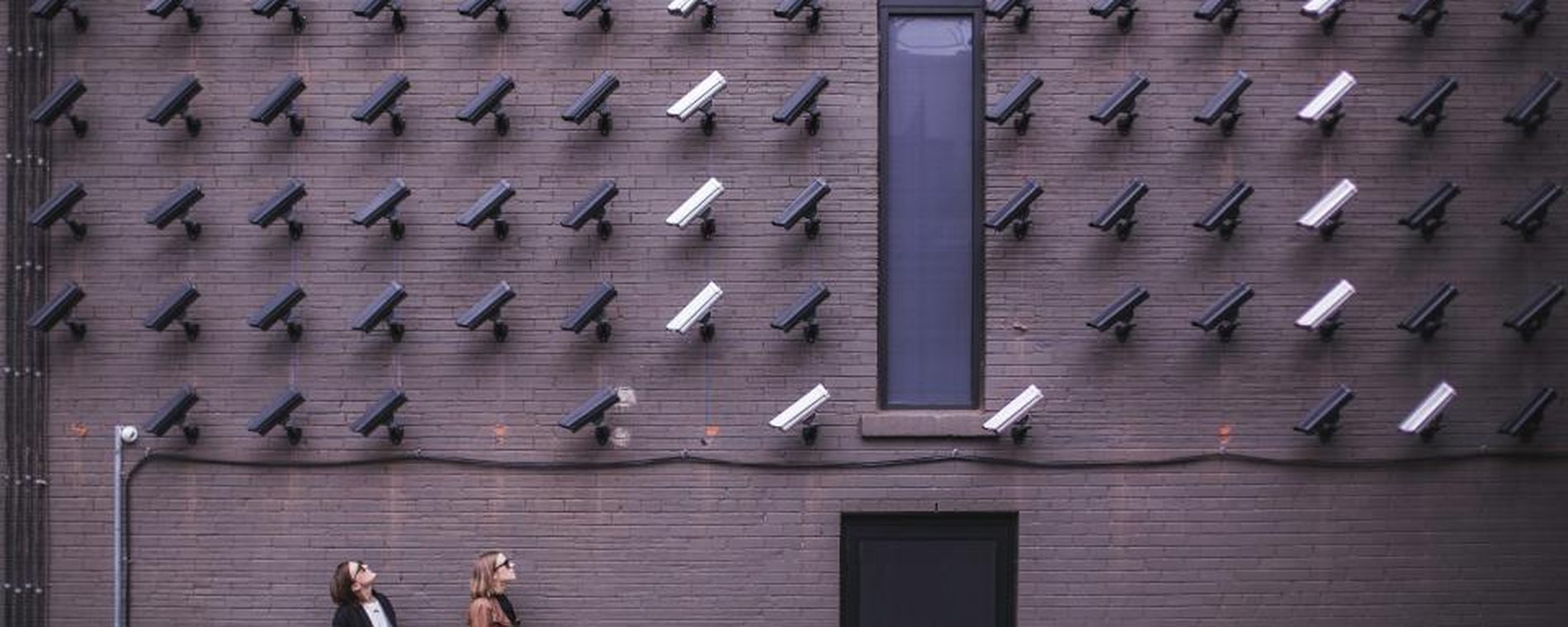 Fachada con sistemas de videovigilancia